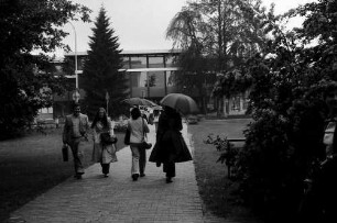 Freiburg; Littenweiler: Pädagogische Hochschule; Studenten auf dem Weg zur Mensa