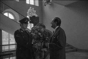 Ehrung des millionsten Besuchers des Badischen Landesmuseums seit seiner Wiedereröffnung im Jahr 1966
