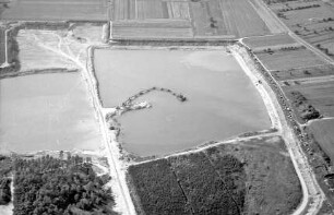 Baggersee mit Bagger in der Mitte