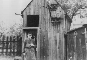 Otto Schreiter aus Großolbersdorf vor seinem Holzschuppen/Taubenverschlag, indem er zwischen 1933 und 1945 die Bündnisfahne versteckt haben soll : Otto Schreiter aus Großolbersdorf vor seinem Holzschuppen/Taubenverschlag