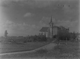Evangl. Kirche : Blick über ein Feld auf die evangelische Kirche in Stary Smokovec.
