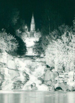 Berlin bei Nacht. Kreuzberg mit Nationaldenkmal und Wasserfall