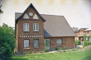 Hauptstraße 38: Bauernhaus: Blick von Osten: Traufseite mit Eingangstür: links östlicher Querbau