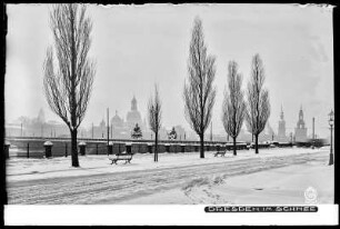 Dresden im Schnee, Blick vom Neustädter Elbufer auf Altstadt