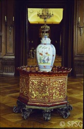 Berlin, Schloss Charlottenburg, Altes Schloss, Ostflügel, Tafelzimmer, R. 121, Japanische Vase auf Tischchen.