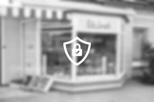 Blumengeschäft Malbrich: Außenansicht: vor Schaufenster Holzsteigen mit Blumen: 13. [Name maskiert]