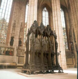 Nürnberg. Kirche St. Sebald. Inneres mit Grabmal des Stadtpatrons St. Sebald
