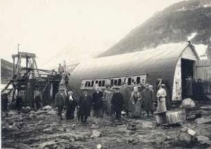 Spitzbergen. Smerenbergbucht. Touristen und Besatzungsmitglieder eines Kreuzfahrtschiffes vor der Wellmannhütte