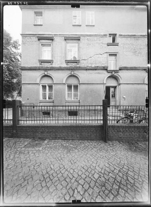 Kamenz, August-Bebel-Platz. Wohnhaus. Hoffront (Teilansicht) mit Hauseingang