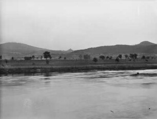 Porta Bohemica : Blick von der Elbe auf die Landschaft der Porta Bohemica. Im Hintergrund ist die Ruine der Kamenický hrad (Kamnitzer Burg) zu sehen.