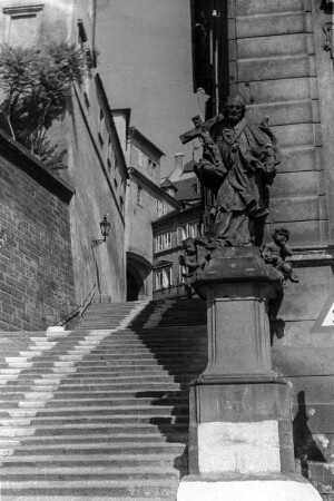 Prag, Kleinseite. Statue des Heiligen Johann Nepomuk an der Alten Rathausstiege zum Hradschin