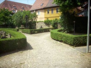 Stadtkirche - Kirchhof im Nordwesten mit Kirchhofmauerr (Wehrgang mit Steinbrüstung abgetragen - Kirchhof im 18 Jh als Begräbnisplatz aufgegeben)