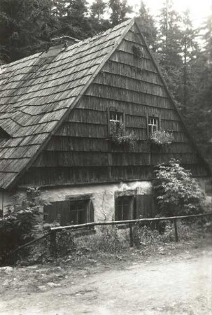 Zinnwald-Georgenfeld. Schindelgedecktes Bergmannshaus, Goetheweg 15. Giebelseite