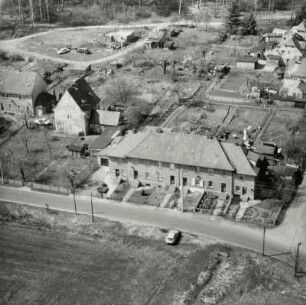 Ortsteilansicht (vor der Devastierung 1995). Chausseestraße mit Wohnhäusern Nr. 10, 9, und 8 (Einmündung Birkenstraße)