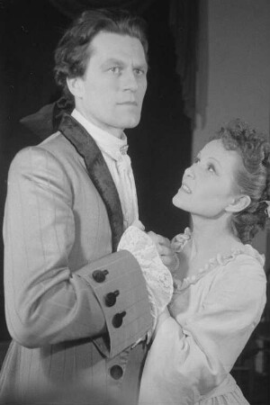 Szenenbilder aus dem Trauerspiel "Emilia Galotti" von Gotthold Ephraim Lessing am Deutschen Theater Berlin : Szene mit Siegmar Schneider als Graf Appiani und Käthe Braun als Emilia Galotti