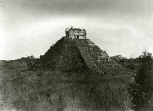 "El Castillo (Pyramide des Kukulcan). Westansicht."