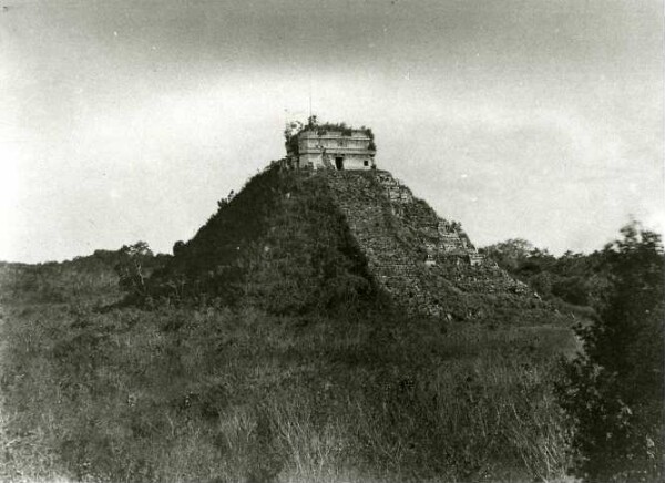 "El Castillo (Pyramide des Kukulcan). Westansicht."