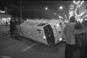 Verkehrsunfall zwischen einem Rettungsfahrzeug des Arbeiter-Samariter-Bundes und einem PKW in der Nähe des Ludwigsplatzes