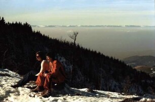 Schauinsland: Vogesenblick vom Schauinsland; (beim ehem. Burggrafen); Vordergrund zwei Mädchen, sitzend