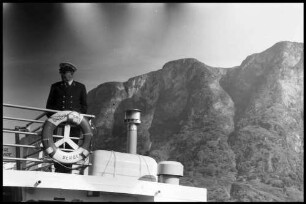 Aurland: Fährschiff Gudvangen, Kapitän auf der Kommandobrücke
