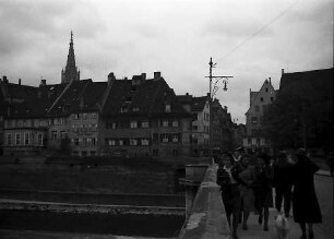 Ulm: Donaubrücke mit Fußgängern