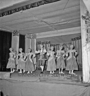 Weihnachtsmärchen: Hotel Oldesloer Hof: Saal: "Aschenputtel": Aufführung von Städtischem Musikkreis: Bühne: Szenenbild: mit Schauspielern, 21. Dezember 1956