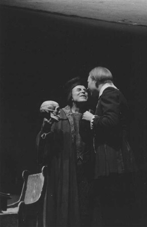Szenenbilder aus der Tragödie "Faust. Der Tragödie erster Teil" von Johann Wolfgang von Goethe am Deutschen Theater Berlin