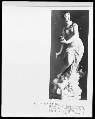Venus auf Wolken mit Putto und zwei Vögeln