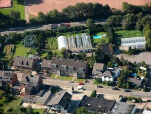 Mönchengladbach : Mönchengladbach. Blick auf die Krahnendonker Straße, dahinter die L390 und die Bezirkssportanlage Neuwerk. Luftaufnahme