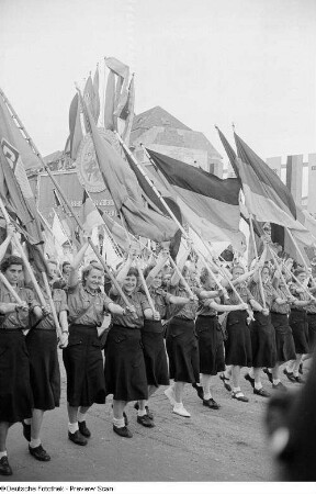 FDJ-Mitglieder im Demonstrationszug beim Vorbeimarsch an der Ehrentribüne auf dem Friedrich-Engels-Platz (heute: Goerdelerring)