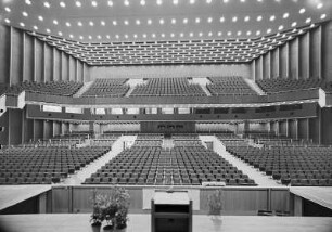 Dresden, Kulturpalast, Inneres. Großer Saal von der Bühne, Ausstattung Deutsche Werkstätten Hellerau