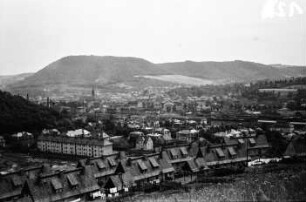 Freital-Döhlen : Freital-Döhlen, Stadtansicht. Blick von Zechels Höhe gegen den Windberg (Links Eichberg mit davor verlaufender Bergstraße, am Fuß des Eichbergs steht die Grütznervilla mit Turm