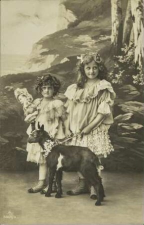 [Zwei Mädchen mit Ziege]