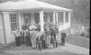 Selbstversenkung des Hochseepassagierdampfers "Columbus" am 19. Dezember 1939, Besatzungsangehörige im Internierungslager auf Angel Island, Kalifornien, auf der Veranda