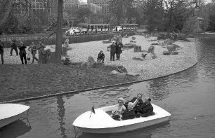 Fahrt mit der Gondoletta im Stadtgarten anlässlich der Eröffnung der Bundesgartenschau 1967 durch Bundespräsident Heinrich Lübke.