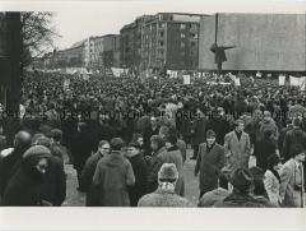 Demonstration und Kundgebung vor der Deutschen Oper in West-Berlin gegen die amerikanische Vietnampolitik