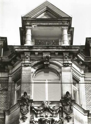 Dresden-Neustadt, Königsbrücker Straße 56. Wohnhaus mit Läden (1893). Mittelrisalit (3. und 4. Obergeschoß)