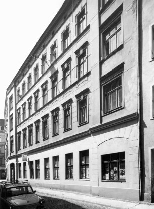 Görlitz-Altstadt, Nonnenstraße 13. Wohnhaus mit Laden (um 1850). Straßenansicht (Teilansicht)