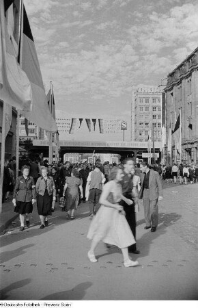 Blick auf den S-Bahnhof Alexanderplatz während der Weltfestspiele