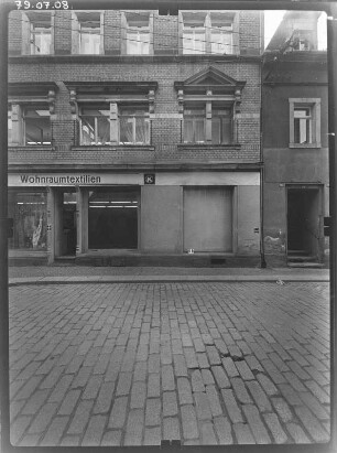 Meißen-Altstadt, Görnische Gasse 28. Wohnhaus mit Laden (2. H. 19. Jh.). Straßenfront (Teilansicht)