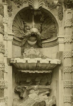 Nischenbrunnen mit Delphinkopf : Nischenbrunnen mit Delphinkopf. Sandstein (um 1712; C. Kirchner). Dresden, Zwinger, Nymphenbad
