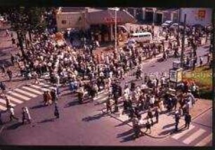 Berliner auf der Straße beim Besuch von John F. Kennedy in Berlin 1963