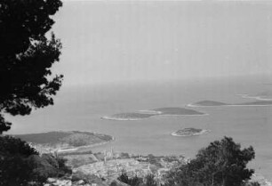 Inseln vor Hvar : Blick auf die Küstenstadt Hvar und ihr vorgelagerte Inseln.