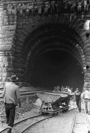 Istein: Lorenzug am Eingang zum [Klotz-Tunnel] (Tunnel groß)