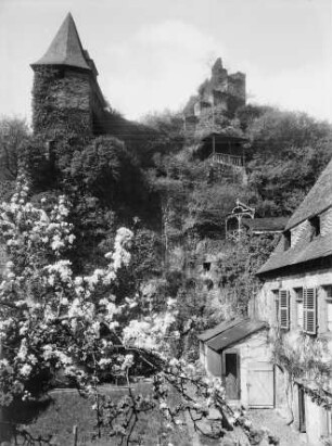 Hinterhaus des Rathauses in Bacharach und Blick auf den Hutturm und die Stadtmauer vor Burg Stahleck