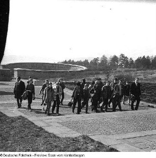 Jugendweihe und Jugendstunden (Offizierswerber, Konzert, Bildnis und Gruppenbildnis, Besuch bei Eva Schulze-Knabe, Feier, offiziell und im Familienkreis, vor dem Rundkino, Konzentrationslager Buchenwald, Weimar, Sternwarte, ausländische Musikensemble)