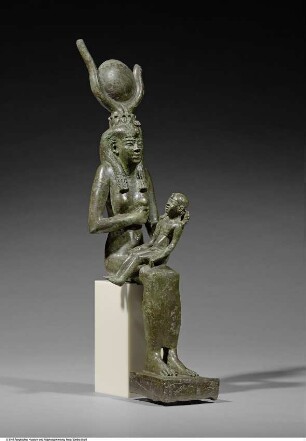 Sitzfigur der Göttin Isis, den Horusknaben stillend (Isis lactans)