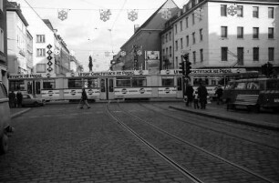 Freiburg: Neuer Zug überquert die Kaiser-Joseph-Straße