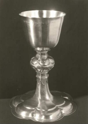 Döbeln, Nikolaikirche. Abendmahlskelch. Silber, vergoldet, barock; Höhe 24 cm, Fußbreite 17,9 cm. An der Cuppa bezeichnet Sophia Margaretha Gotterin Ao 1695
