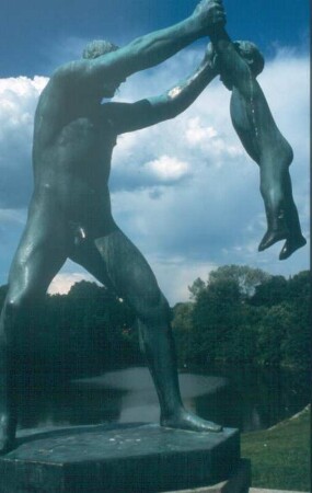 Oslo. Vigeland-Park. Skulptur Vater mit Kind spielend